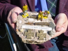 Model presented by Shrapnel Charlie to the Chavsse Family at Brandhoek New Military Cemetery 4 August 2007 (Photo courtesy of http://www.wo1.be/)