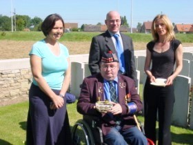 Shrapnel Charlie (Ivan Sinnaeve) with Belinda Chavasse, Martin Baillie and Hester Baillie at Brandhoek New Military Cemetery 4 August 2007  (Photo courtesy of http://www.wo1.be/)